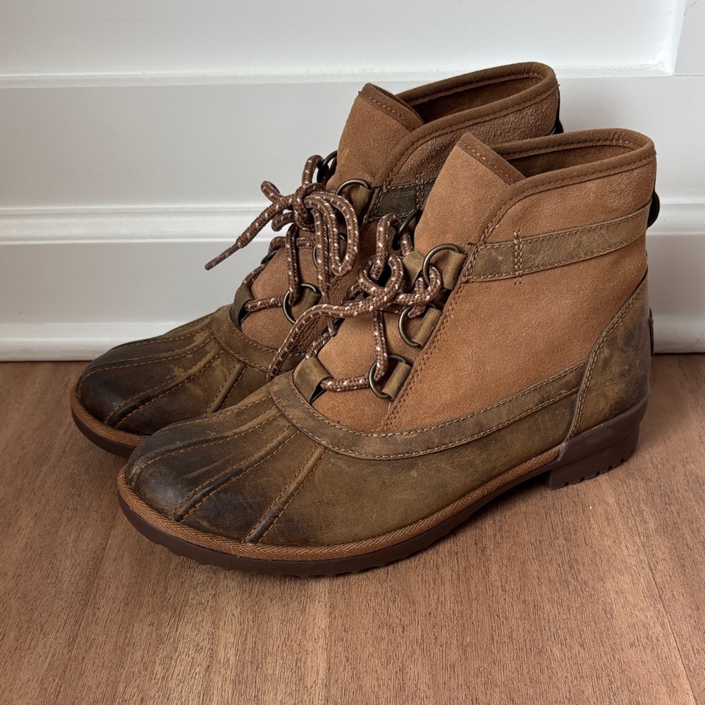 UGG Womens Leather and Suede Boots